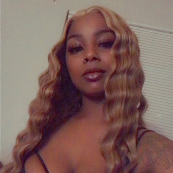 Meet your Posher, Azalia - Picture 1 of 1